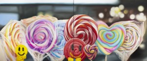 http://www.leeheum.com/files/gimgs/th-59_[web]Sweets in show window-05, 145_4 x 60_6cm, Oil on canvas, 2022.jpg
